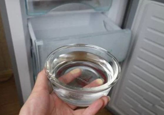 Thợ điện lâu năm nói: Trước khi đi ngủ đặt bát nước vào tủ lạnh cuối tháng hoá đơn tiền điện giảm nửa