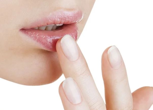 7 cách trị môi khô, nứt nẻ nhanh - gọn - lẹ có thể áp dụng quanh năm