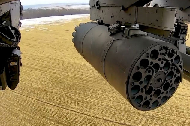 Trực thăng Nga Ka-52 bay thấp và phóng rocket dồn dập vào các cứ điểm Ukraine