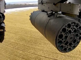 Trực thăng Nga Ka-52 bay thấp và phóng rocket dồn dập vào các cứ điểm Ukraine