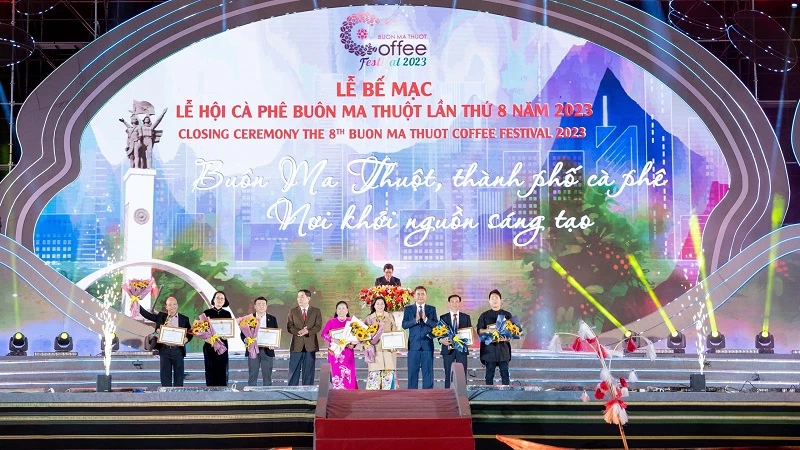 Lãnh đạo tỉnh Đắk Lắk trao Bằng khen của UBND tỉnh cho các tập thể, cá nhân đã đạt thành tích xuất sắc trong các hoạt động, góp phần cho thành công của Lễ hội.