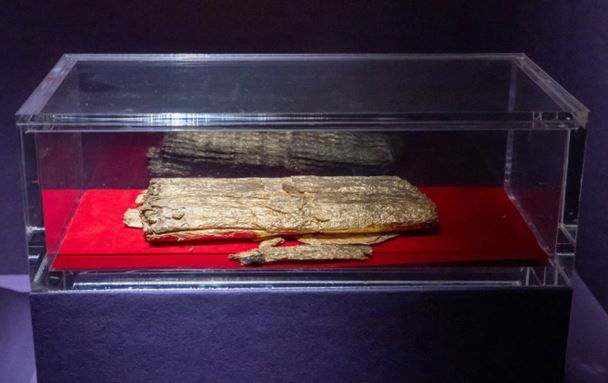 Đào được thếp vàng cổ nặng 5,5 kg, sự lạ xảy ra sau đó khiến nhiều người lo sợ