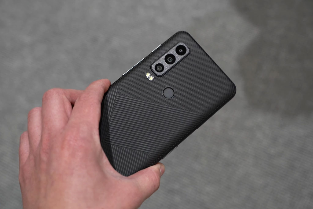 Smartphone ‘nồi đồng cối đá’, RAM 6 GB, kết nối vệ tinh, giá 14,24 triệu