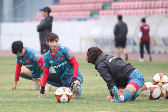 HLV Mai Đức Chung làm điều bất ngờ với các tuyển thủ nữ Việt Nam