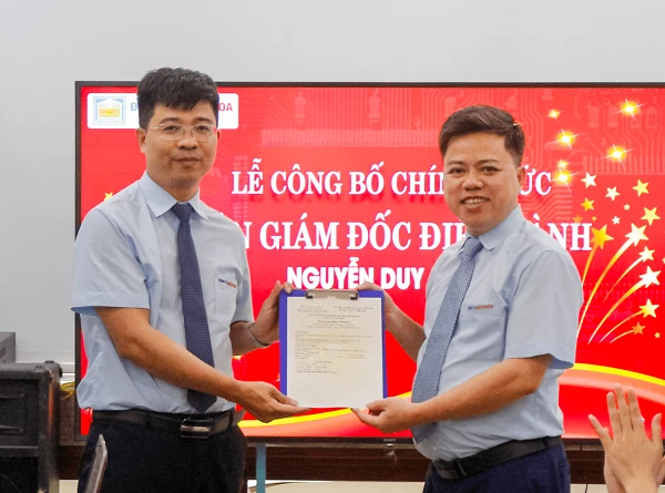 Giám đốc điều hành Nguyễn Duy Hùng nhận quyết định bổ nhiệm từ Chủ tịch Hội đồng quản trị Hà Quang Thành (ngày 9/2/2022).