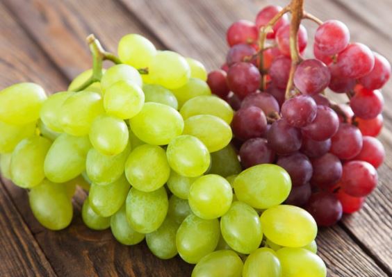 Ăn nho đen hay nho đỏ tốt hơn?