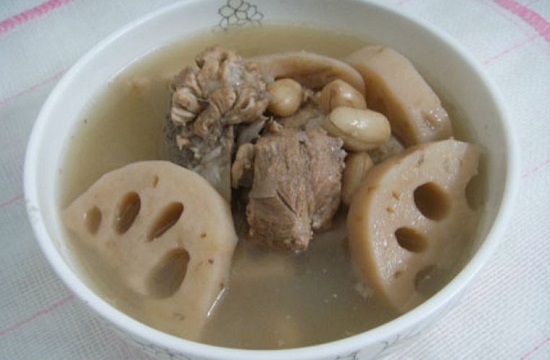 Thực đơn cơm chiều: Canh sườn củ sen, vịt xiêm nấu giả cầy