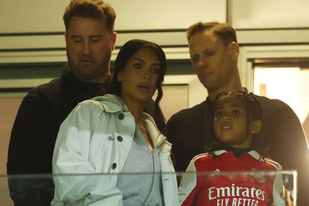 Đến Emirates, cô Kim ‘siêu vòng 3’ khiến fan sửng sốt