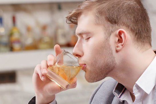 Uống rượu khi đói nguy hiểm như thế nào?