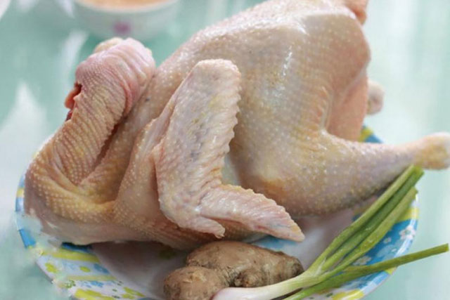 Vặt lông gà xong đừng rửa trực tiếp bằng mỗi nước, thêm một bước nữa, thịt gà sạch hơn lại không còn mùi