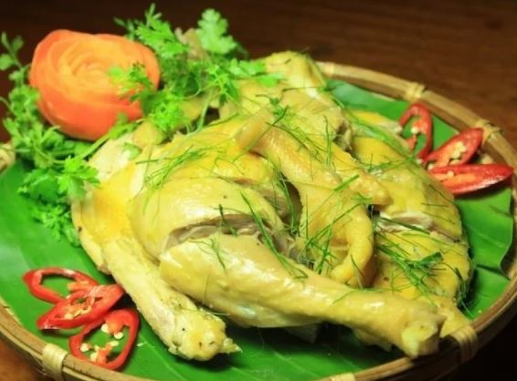 Luộc gà bằng nước lạnh và muối là sai: Bí quyết luộc gà giòn da, thịt thơm ngon, săn chắc