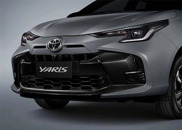 Giống như nhiều mẫu xe mới ra mắt khác của Toyota, thiết kế đầu búa được hãng xe Nhật Bản ưa chuộng thời gian gần đây cũng được áp dụng cho Yaris 2023 giúp phần đầu xe nổi bật hơn.