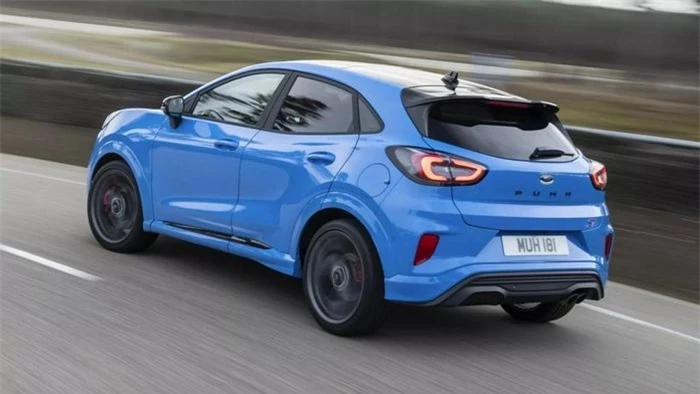 Đối với phiên bản năm 2023, nhà sản xuất ô tô đã bổ sung màu ngoại thất Azura Blue mới vào bảng màu, có tùy chọn kết hợp với mái đen bóng.
