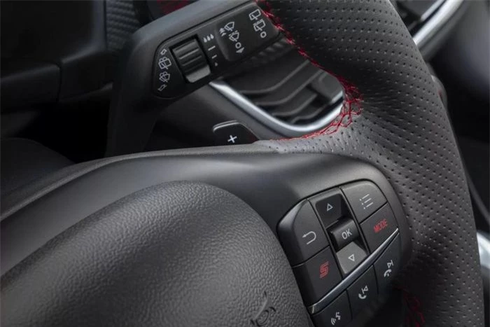 Ford Puma ST Powershift với hệ thống truyền động hybrid nhẹ 1.0 lít được dự đoán sẽ rẻ hơn phiên bản số sàn có động cơ 1.5 lít không điện hóa.