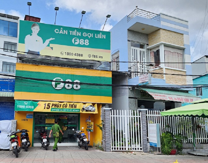 Tổ công tác Công an TP Cần Thơ kiểm tra tại một cơ sở kinh doanh của Công ty F88 tại phường Hưng Lợi, quận Ninh Kiều.