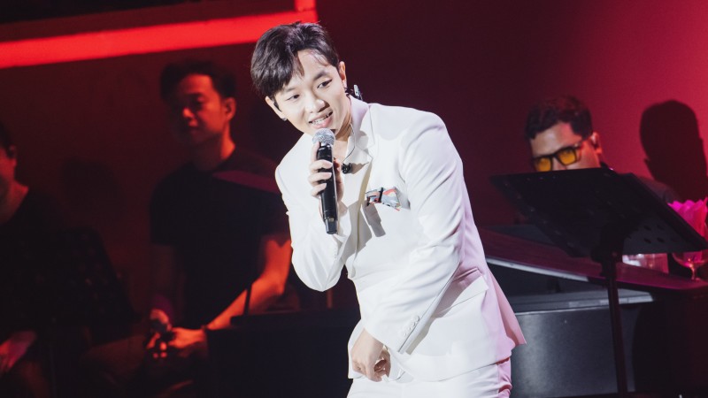 Hoàng Dũng tự tin độc diễn, kể chuyện tình ca trong Đêm nhạc tình yêu