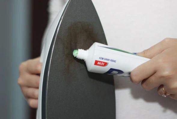 "Hô biến" vết cháy trên bàn là chỉ với một mẹo vặt đơn giản