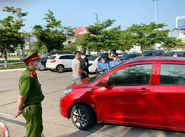 Lực lượng chức năng kiểm tra, xử lý các xe dù hoạt động tại sân bay Đà Nẵng