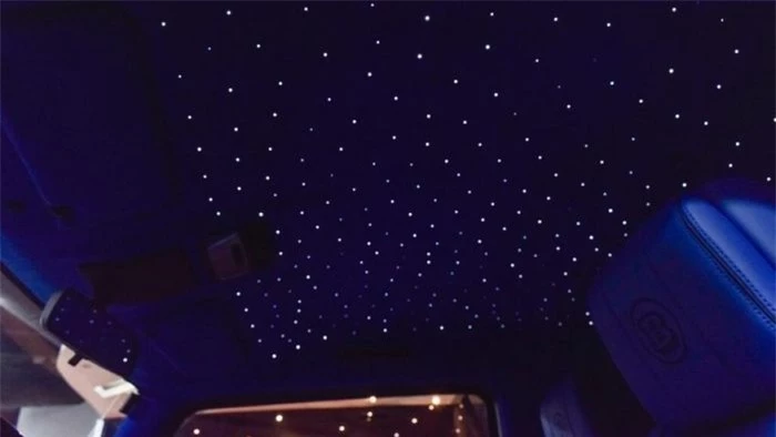 Hãng độ giấu tên cũng đã trang bị cho Jimny hai đèn LED trên nóc xe.