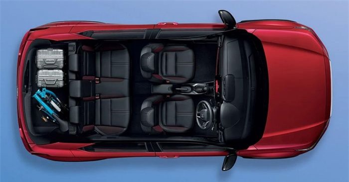 RS được trang bị đèn sương mù LED, lẫy chuyển số, đường khâu nội thất màu đỏ, bệ tỳ tay phía sau, hệ thống âm thanh 6 loa, hệ thống viễn thông Honda Connect cũng như 6 túi khí.