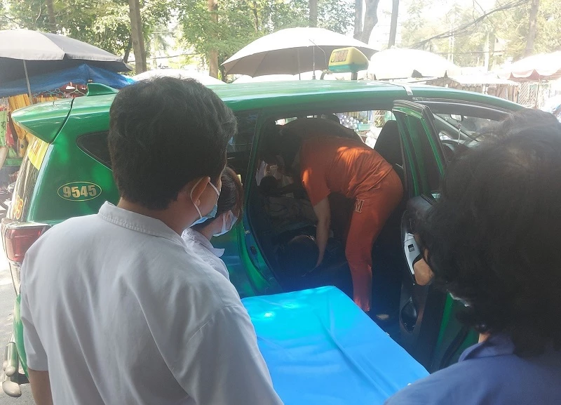 Lái xe Nguyễn Minh Hải hỗ trợ đỡ sinh cho em bé trên taxi Mai Linh và đưa sản phụ đến Bệnh viện Quốc Ánh.