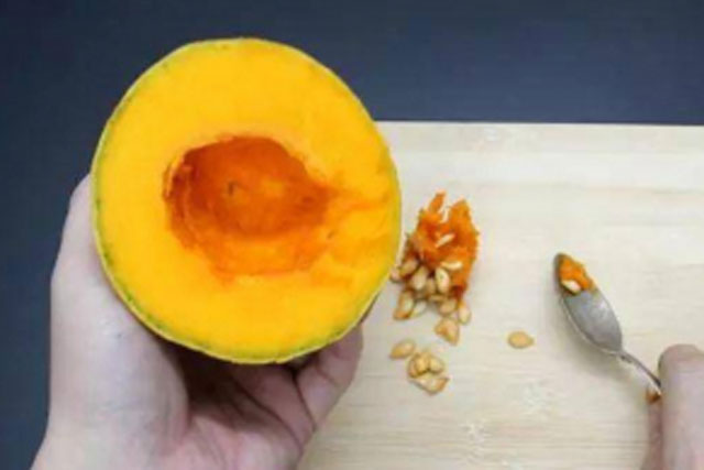 Bí đỏ cắt dở dễ bị thối dù để tủ lạnh, làm theo cách này đảm bảo cả tháng không hỏng