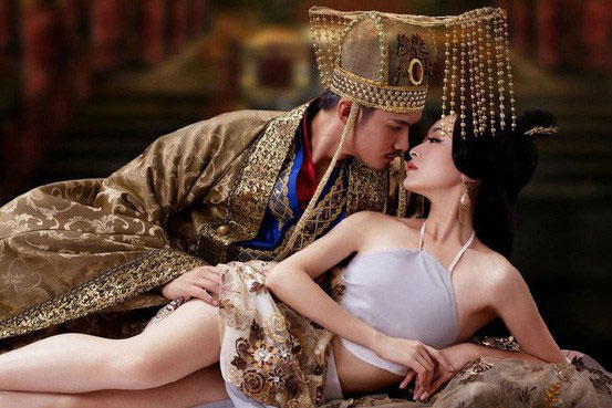 Lạ lùng Hoàng đế yêu say đắm cung nữ hơn 17 tuổi, bao nhiêu phi tần trẻ đẹp cũng không sánh bằng