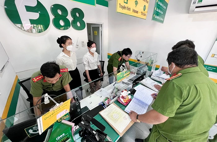 Lực lượng Công an kiểm tra tại địa chỉ số 414 - Quốc lộ 91, thị trấn Cái Dầu, huyện Châu Phú.