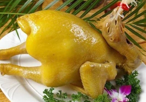 Luộc gà bằng nước lã là sai: Luộc gà bằng loại nước này, da vàng óng, chắc thịt, không bị nát