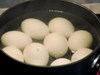 Luộc trứng đừng vội thả ngay vào nước: Làm thêm bước này trứng đậm đà dễ bóc vỏ