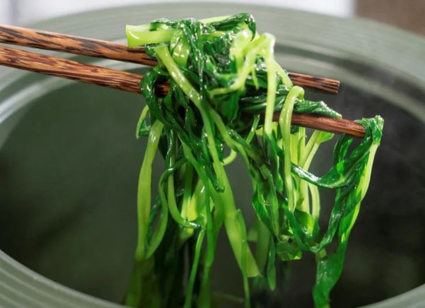 Luộc rau nên đậy hay mở nắp vung? 90% bà nội trợ mắc sai lầm bảo sao mất hết dinh dưỡng