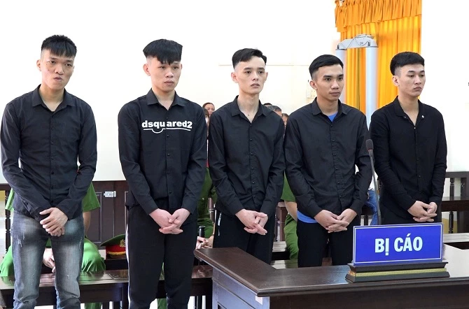 5 bị cáo Thành, Điền, Hải, Chiến, Kiệt (từ trái sang) tại phiên xét xử.