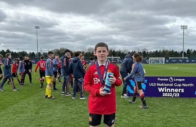 Con trai Rooney ghi bàn giúp đội trẻ MU đánh bại Man City