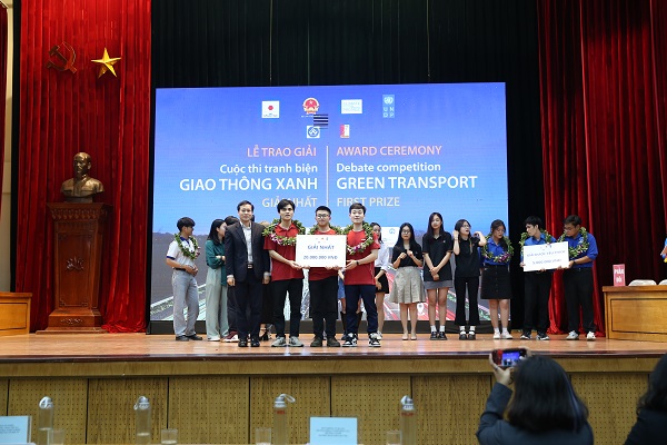 Sinh viên Bách khoa Hà Nội đạt giải nhất cuộc thi tranh biện "giao thông xanh"