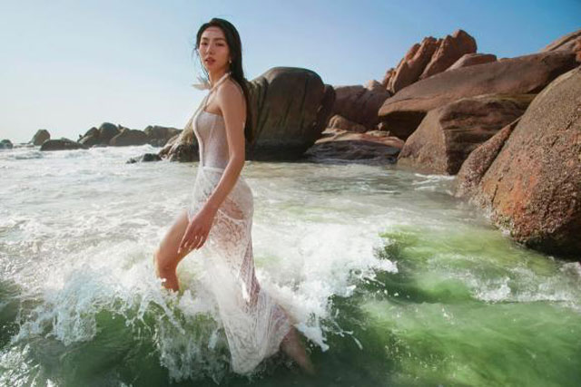 Hé lộ hậu trường chụp ảnh 'cười banh nóc' của Thùy Tiên: Vẫn trụ vững danh xưng 'nữ hoàng meme'