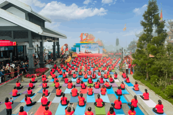 500 Yogi trên khắp cả nước đồng diễn chào mặt trời tại Fansipan