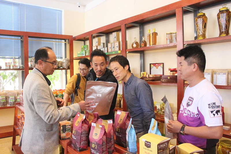Phiên chợ nông sản hữu cơ được tổ chức tại Trung tâm giới thiệu sản phẩm OCOP Lạc Dương.