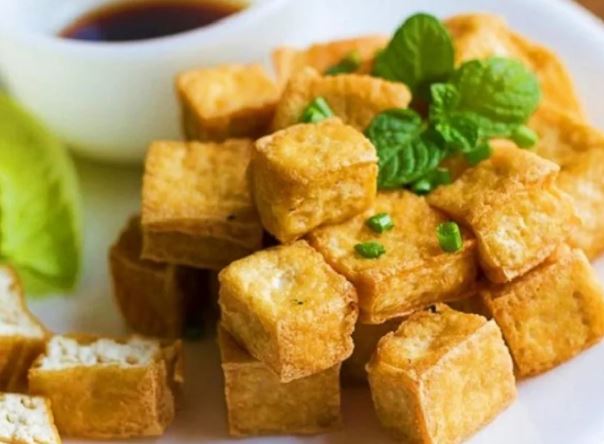 Rán đậu phụ vàng giòn cứ làm theo cách này, vụng mấy cũng không bị nát, không dính chảo