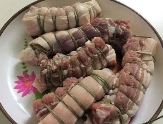 Luộc thịt đừng chỉ dùng muối và nước lã: Thêm thứ này vào là thịt thơm ngon, trắng tinh, không bị khô