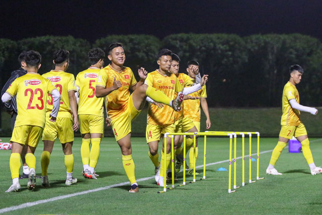 HLV Troussier muốn cầu thủ U23 Việt Nam sẵn sàng đá trái sở trường