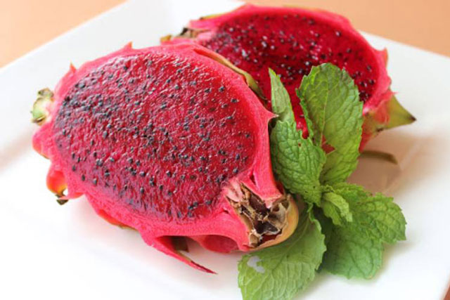 Mua thanh long chỉ việc nhìn vào tai, biết ngay hàng ngon hay dở