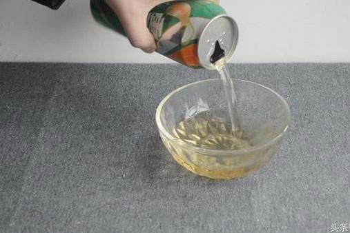 Đổ muối ăn vào lon bia uống dở, bạn sẽ bất ngờ về công dụng đặc biệt của loại nước này