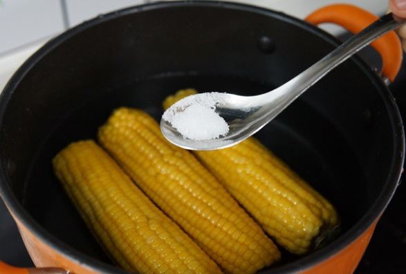 Luộc ngô chỉ dùng nước thôi là dở rồi, thêm thứ này thì ngọt lịm, bao ngon bao thơm
