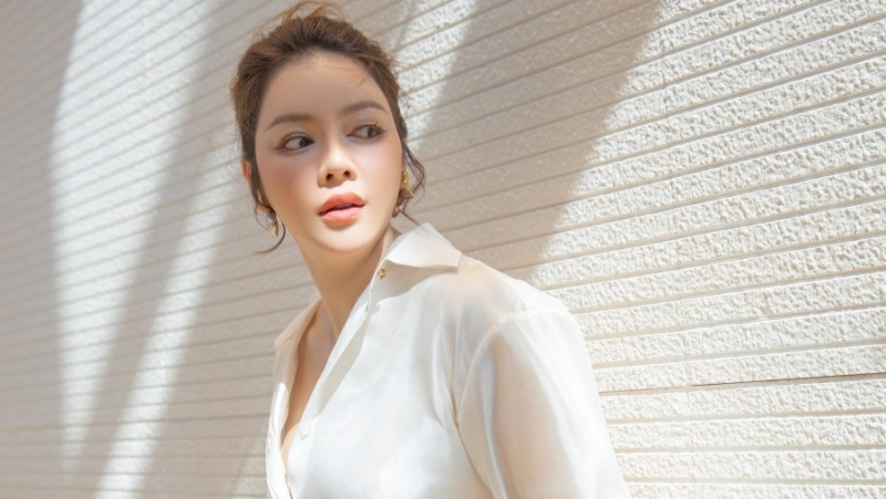 Lý Nhã Kỳ trẻ trung với sơ mi cách điệu và chân váy siêu ngắn