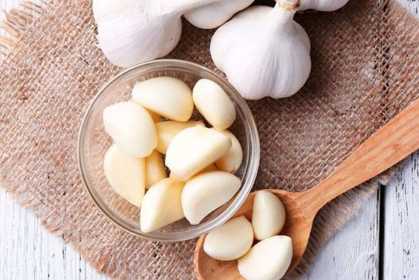 Muốn tỏi không bao giờ bị teo tóp, mốc meo hay mọc mầm chỉ cần cho 1 gói này vào