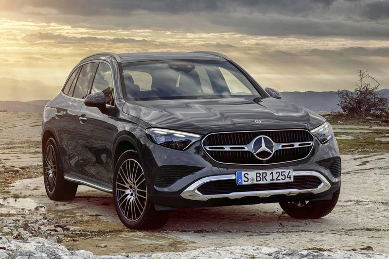 5. Mercedes-Benz GLC 2023 (giá khởi: 53.900 USD).