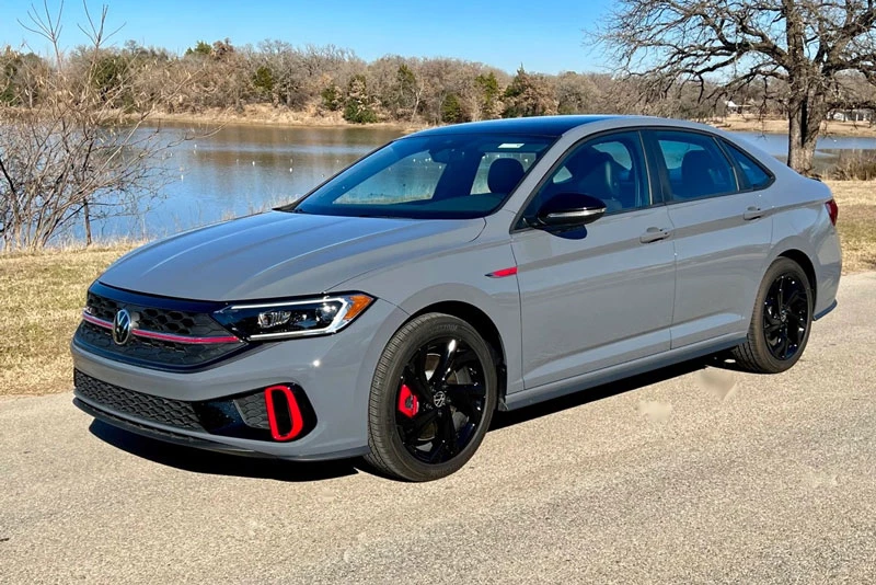 8. Volkswagen Jetta 2023 (giá khởi: 20.415 USD).