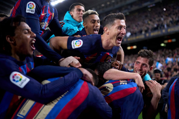 UEFA chính thức điều tra, Barca nguy cơ bị cấm dự Champions League