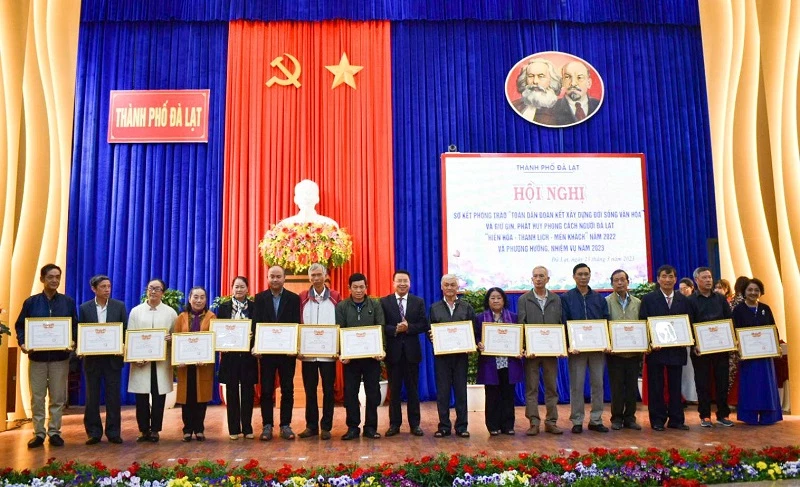 Ông Tôn Thiện San - Chủ tịch UBND TP Đà Lạt trao giấy khen cho các tập thể đạt danh hiệu “Tổ dân phố văn hóa” và “Thôn văn hóa” 5 năm liên tục.