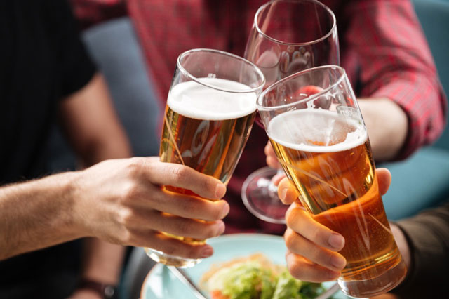 Uống bia ít hại hơn rượu?